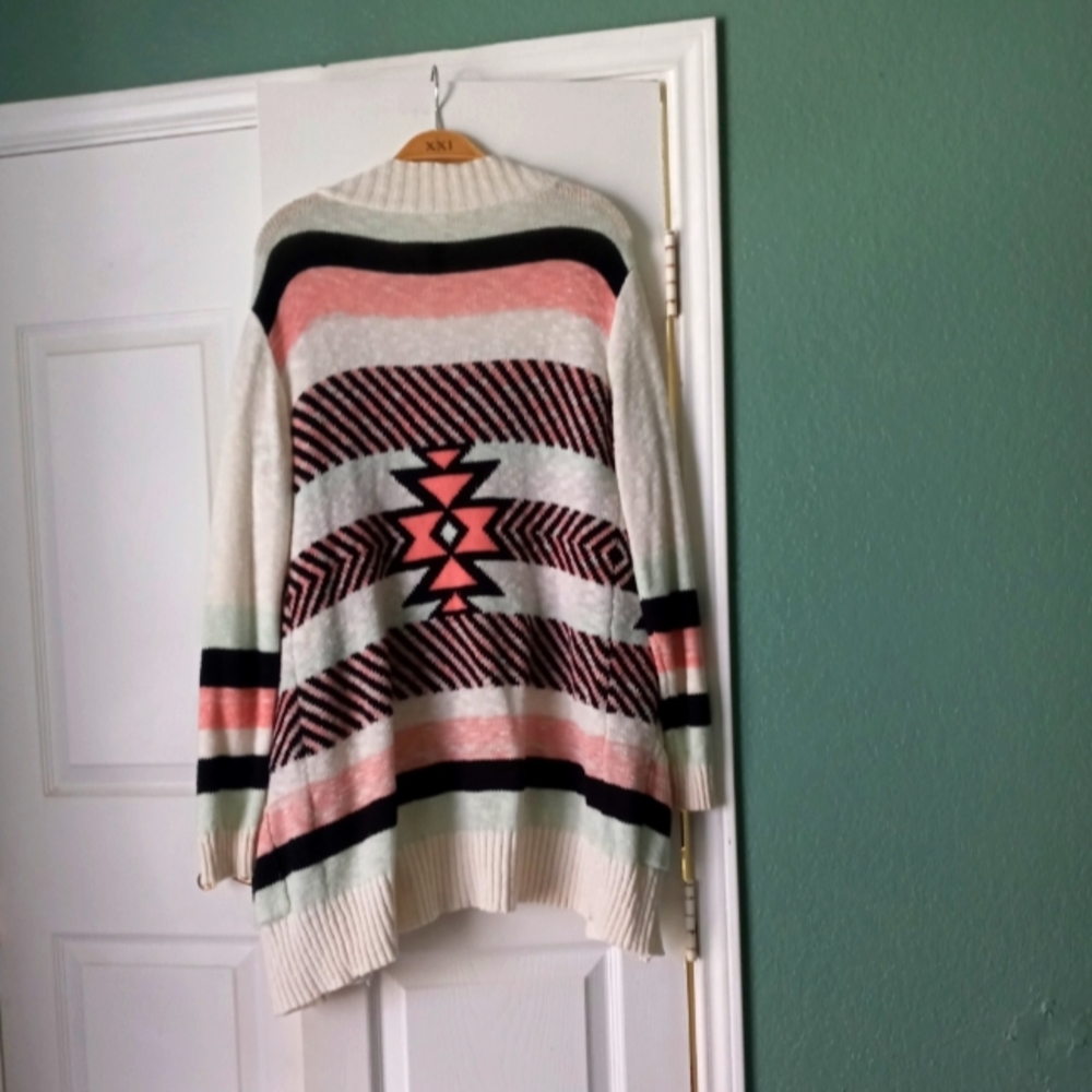 Pattern Sweater - Picture 2 of 3